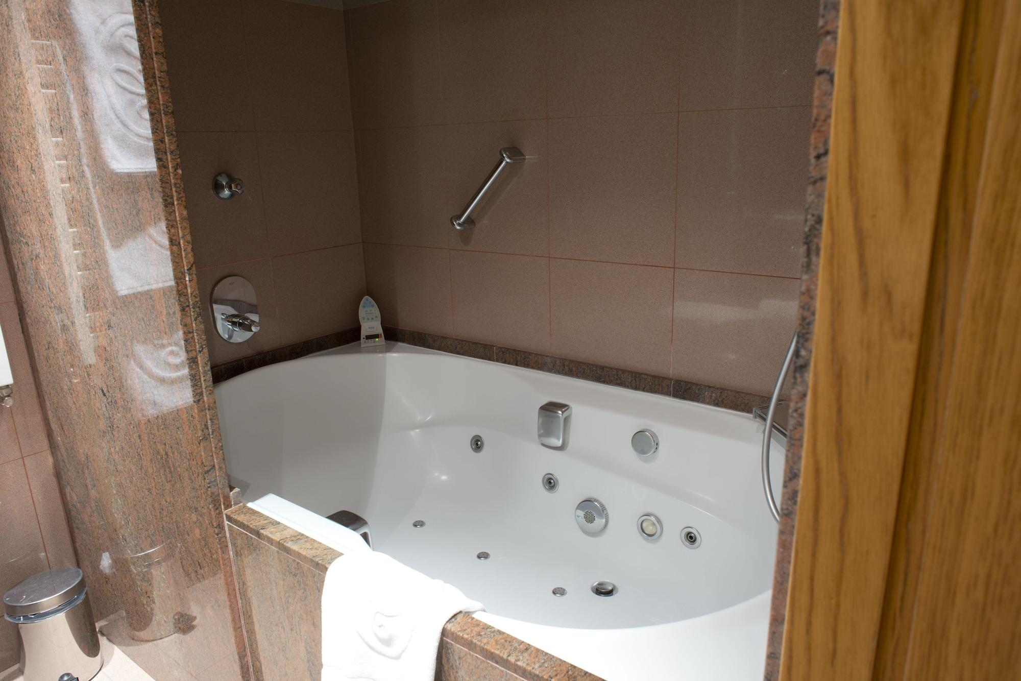 A Casa Canut Hotel Gastronomic Les Escaldes Ngoại thất bức ảnh A whirlpool bathtub