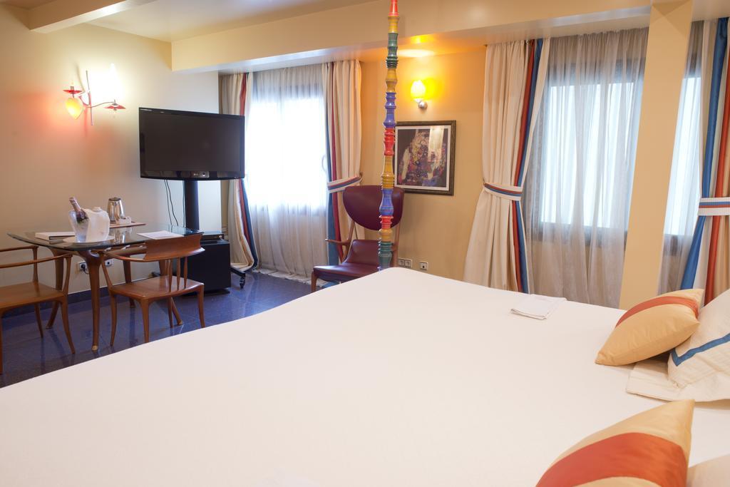 A Casa Canut Hotel Gastronomic Les Escaldes Ngoại thất bức ảnh A room at the hotel