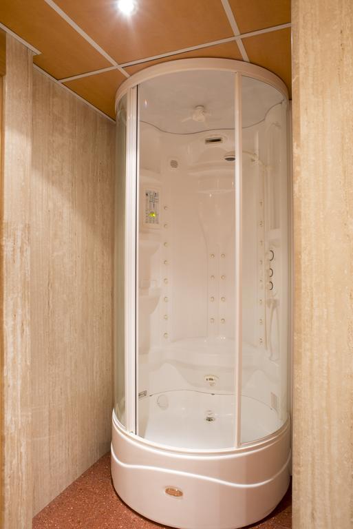 A Casa Canut Hotel Gastronomic Les Escaldes Ngoại thất bức ảnh A shower cubicle