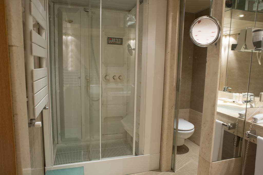 A Casa Canut Hotel Gastronomic Les Escaldes Ngoại thất bức ảnh A shower cubicle