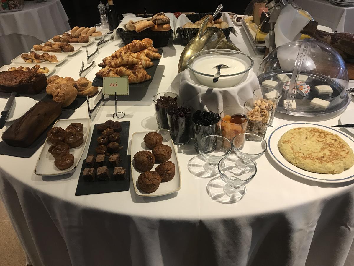 A Casa Canut Hotel Gastronomic Les Escaldes Ngoại thất bức ảnh A selection of afternoon tea desserts