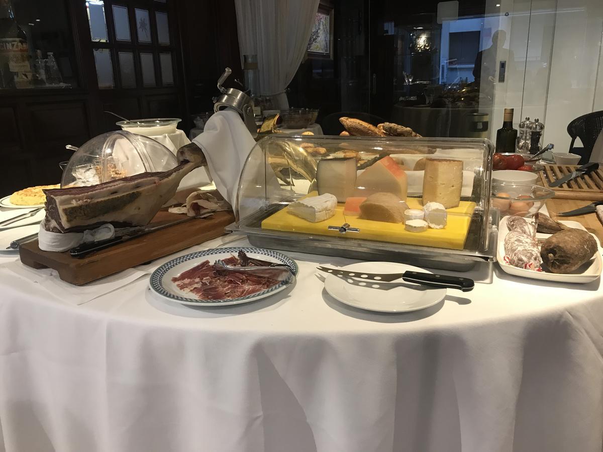 A Casa Canut Hotel Gastronomic Les Escaldes Ngoại thất bức ảnh Cheese and charcuterie at a buffet