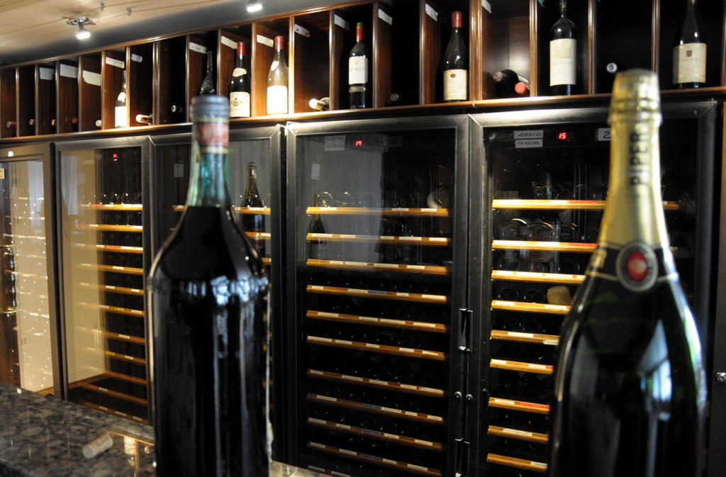 A Casa Canut Hotel Gastronomic Les Escaldes Ngoại thất bức ảnh Wine lockers